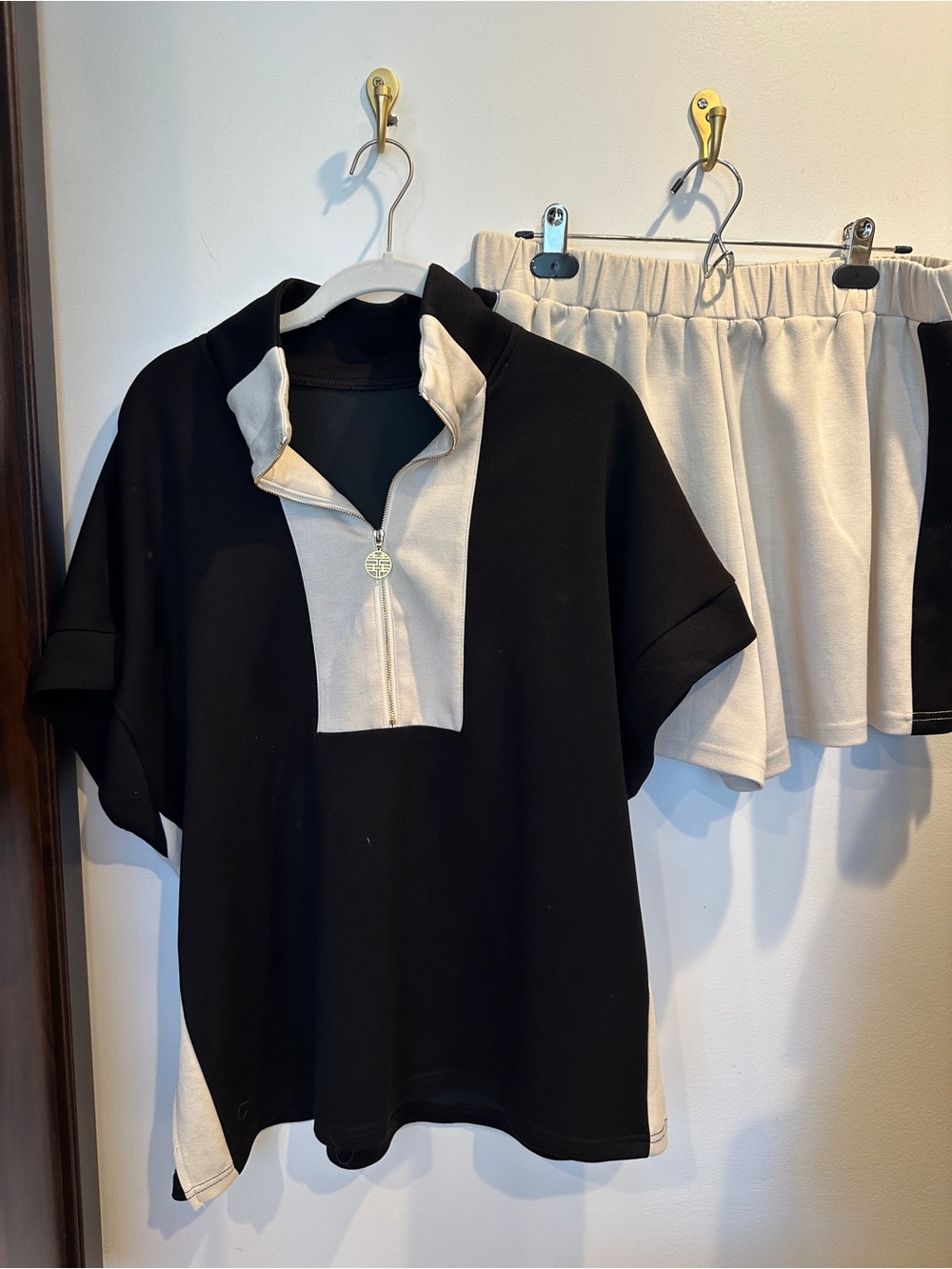 Source Unknown Black and Cream Two-Tone Zip Front Top with Matching Shorts